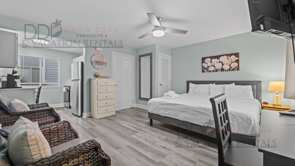 Biloxi Condo | 15 Oak Shores STUDIO Just a short walk to the beach.
