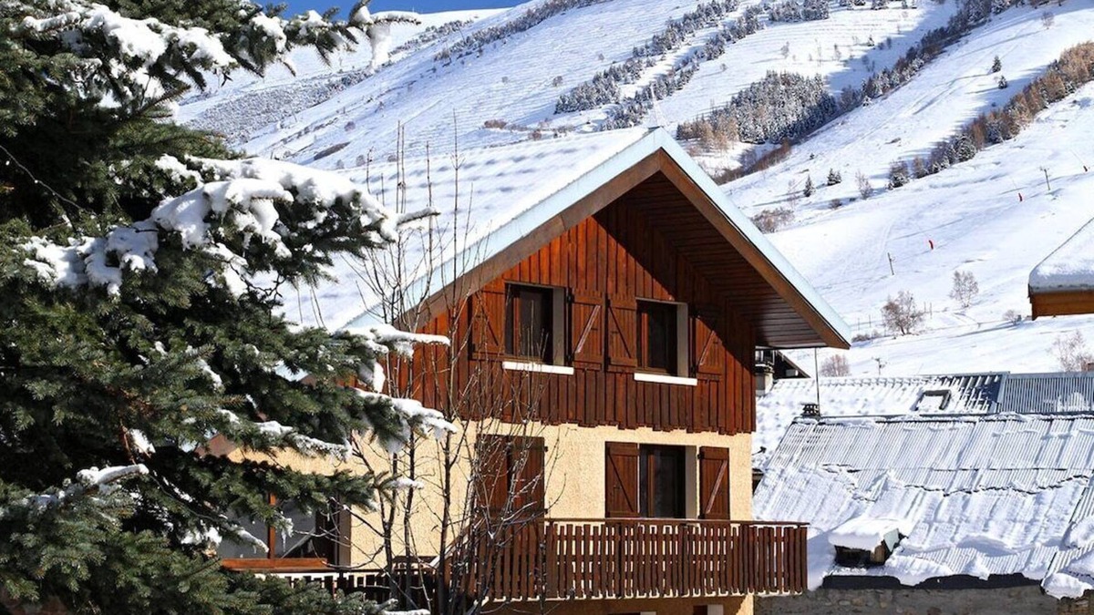 Les Deux Alpes Ski Chalet | 15-P Chalet, 7BRs, Jacuzzi, Sauna, Prime Loc, Quiet, Cleaning & Linens Incl.