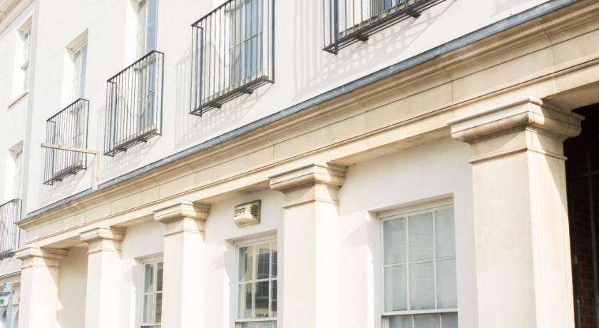 Cheltenham Apartment | 150 m² Apartment ∙ 6 bedrooms ∙ 8 guests