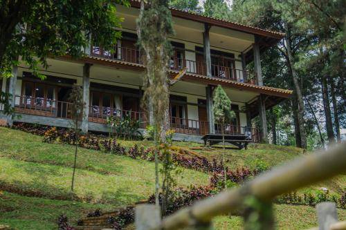 Megamendung Hotel | 150 m² Hotel ∙ 4 bedrooms ∙ 12 guests