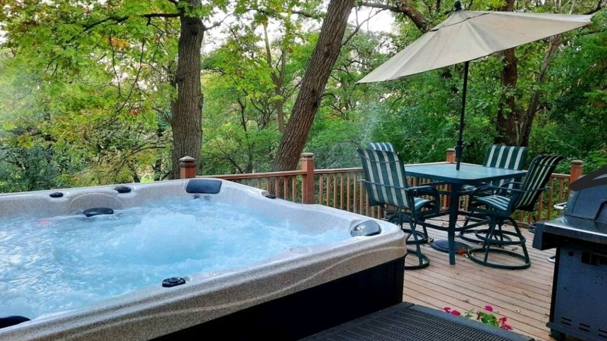 Eden Prairie Apartment | 1500 square foot Wooded Walkout Retreat with YEAR ROUND HOT TUB on Golf Course