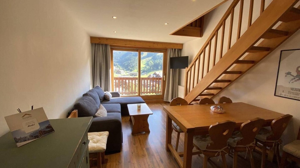 Meribel Centre Apartment | 150m from ski slopes, 5th floor, view resort, balcony, tv, ski locker, 42m², Méribel