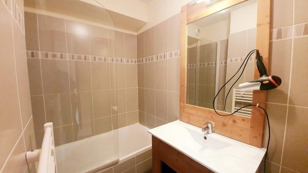 Les Claux Apartment | 150m from ski slopes, 2nd floor, swimming pool, balcony, parking, tv, ski locker, 32m², Vars