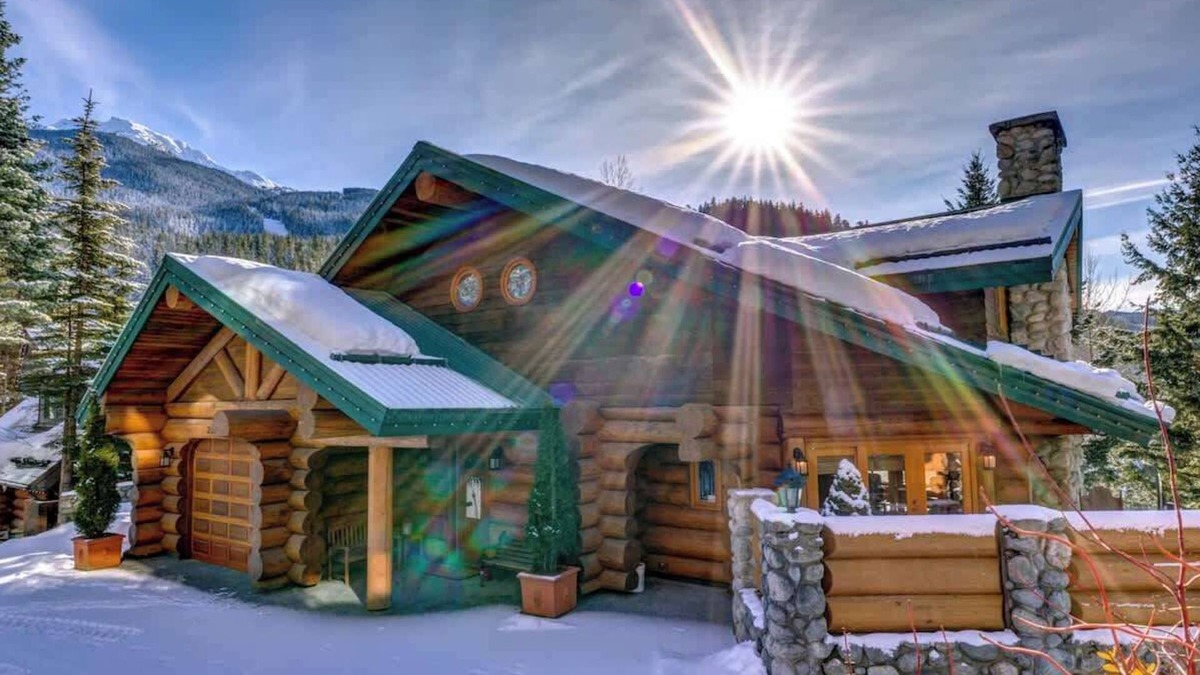 Nordic Estates House | 150m to Ski Run, Hot Tub, Pool Table, Iconic View