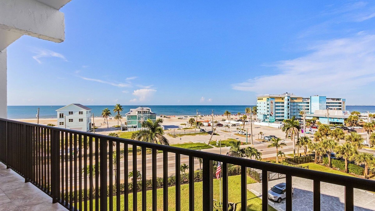 Fort Myers Beach Condo | 1511 Seas The Day: Baitki West #504