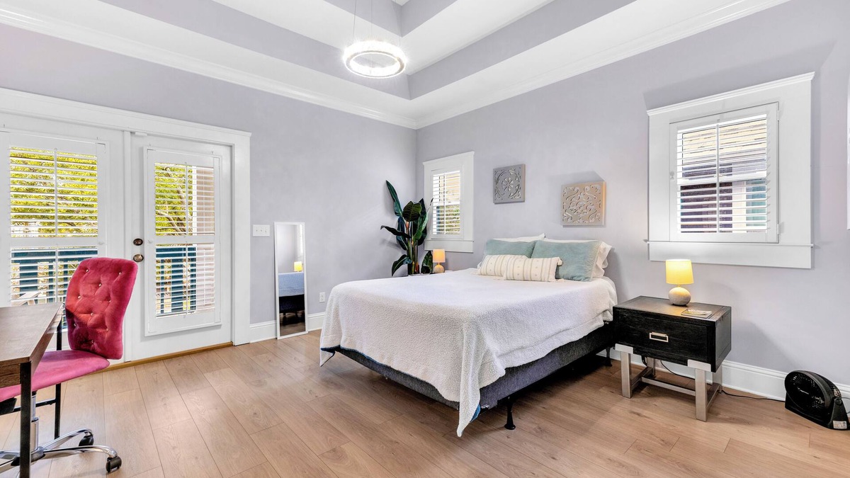 Urban Core House | 1537- Sleeps 10, 1 Mile to Vystar/Arenas, Great Entertaining, Pet Friendly