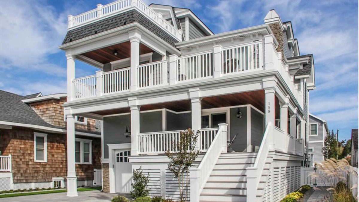 Avalon House | 159 26th Street - Spacious home in the heart of Avalon, two blocks to beach.
