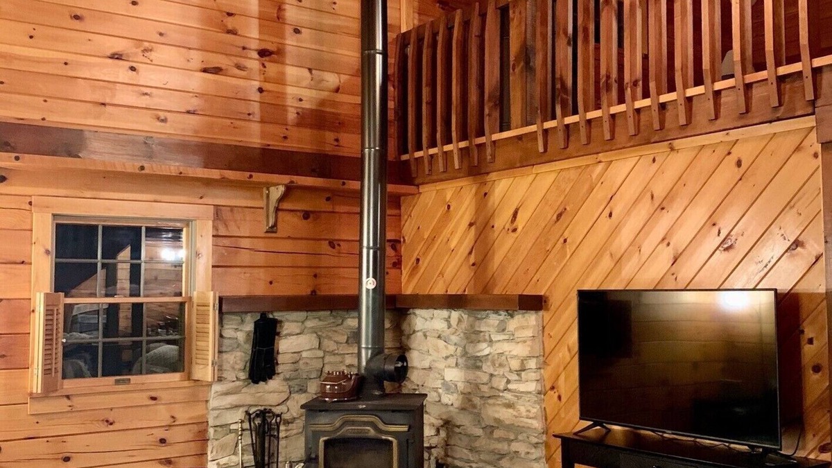 Albrightsville Cabin | 15min to Ski , Log Cabin, Brand New Indoor Hot Tub, Resort Amenities