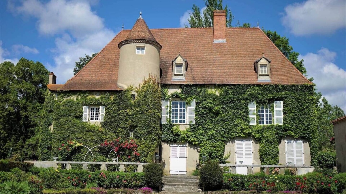 Artonne Villa | 15th c. Castle, up to 25 people, pool and park