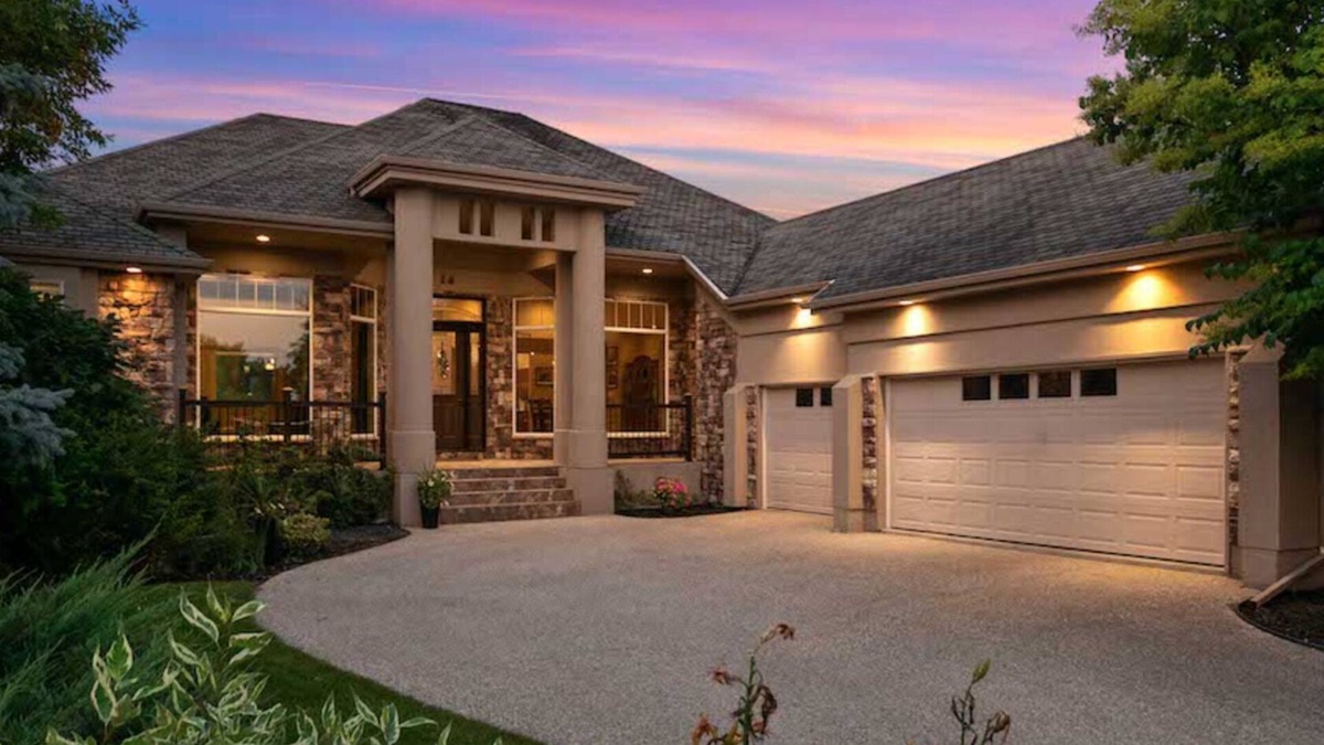 Gonor Station House | (16) 5 Bdr Executive Home | East St Paul (5/3)