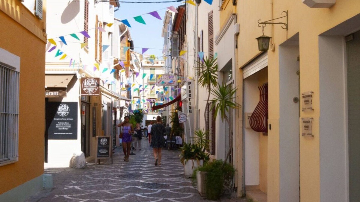 Antibes Old Town Apartment | 16. A bright gem on the top floor in the Old Town, with a sunny terrace