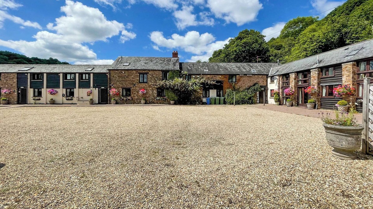 Christchurch Cottage | 16 bedroom accommodation in Bampton, near Tiverton
