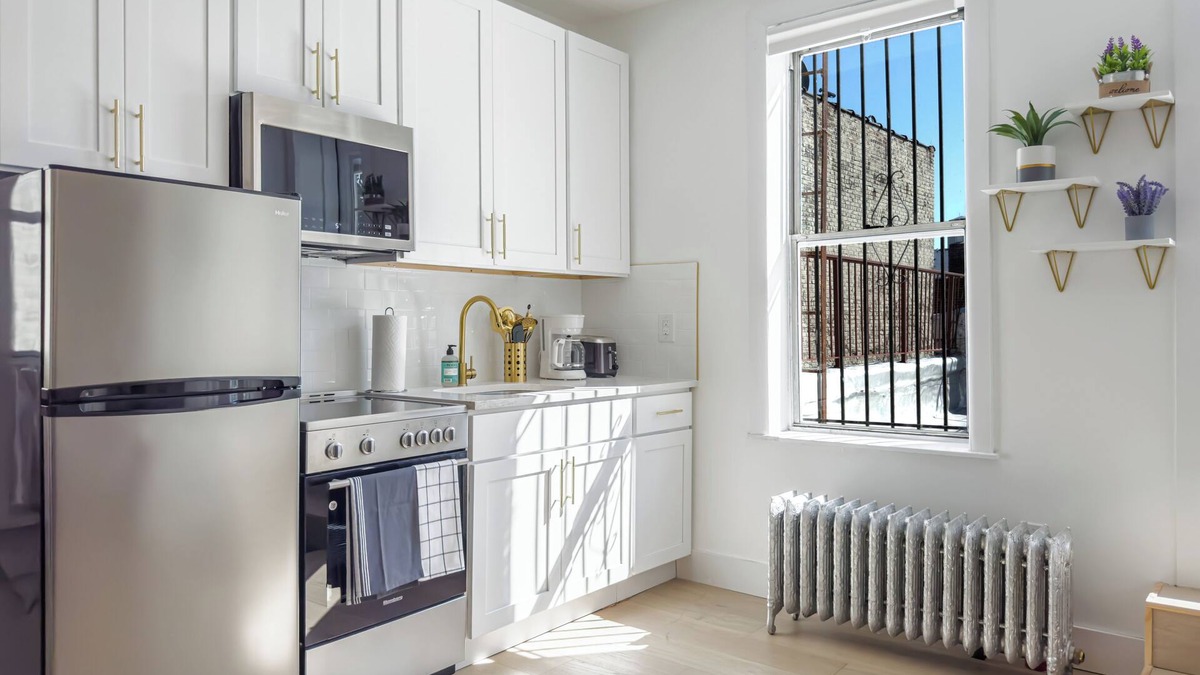 Crown Heights House | 16 Bedroom Fourplex Close to The train - Huge Decks - sleeps 32
