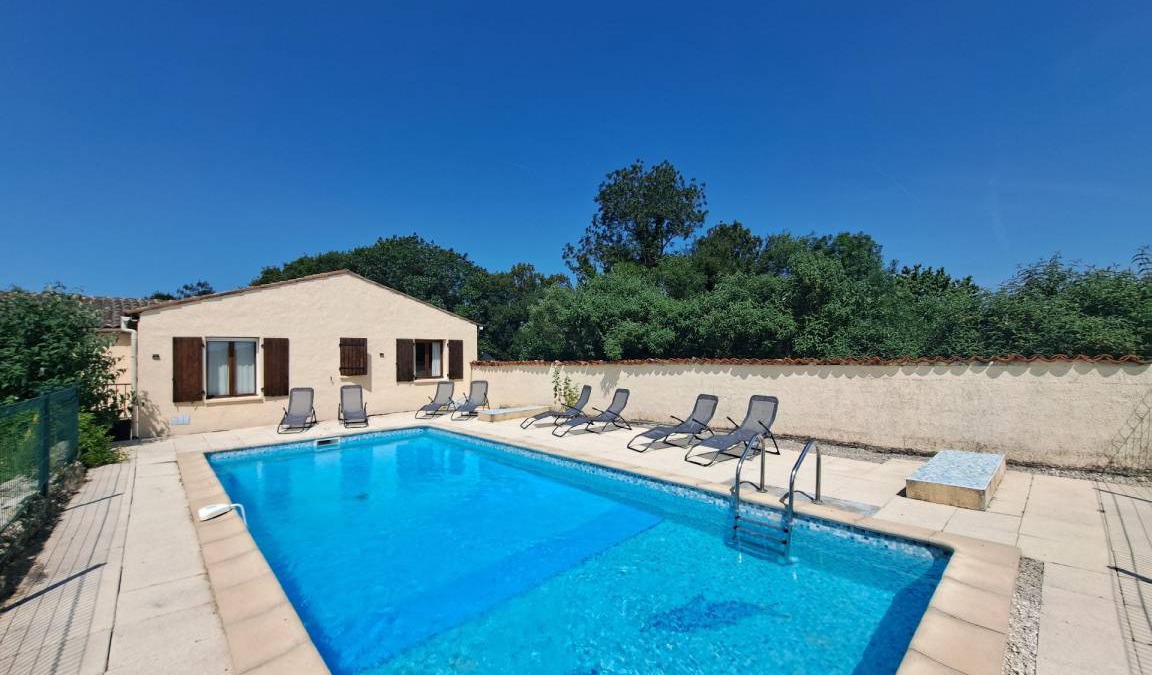 Saint-Pierre-de-Juillers House | 160 m² House ∙ 4 bedrooms ∙ 8 guests