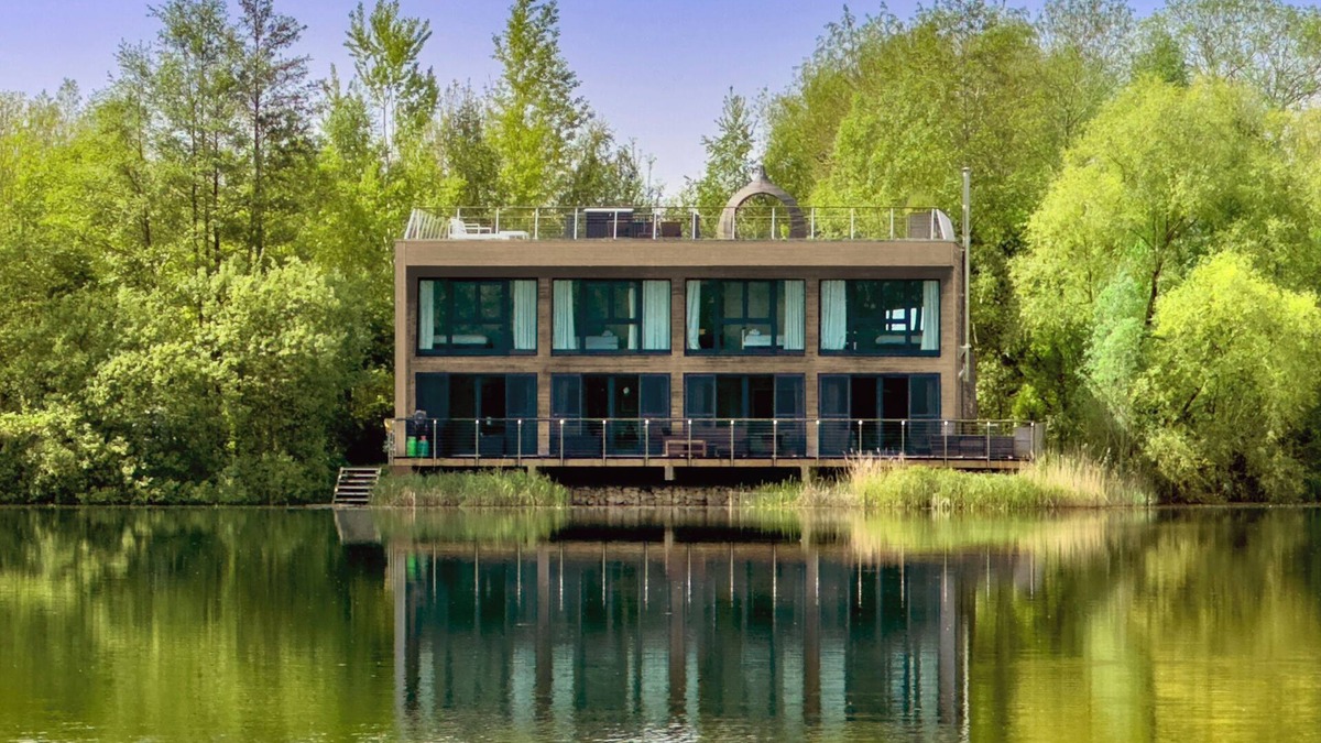 Lechlade House | 16 Huntsman Lake, Lakes by Yoo, 4 bed/sleeps 8 +3 kids, roof top/Spa/pool