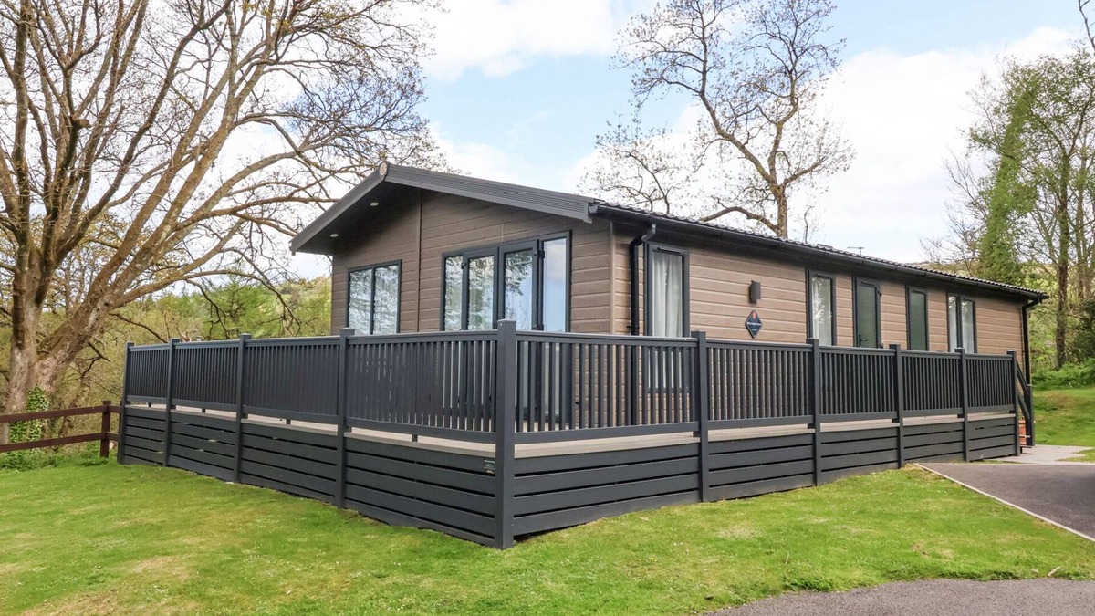 Combe Martin Cottage | 16 MANLEIGH PARK, family friendly, with a garden in Combe Martin
