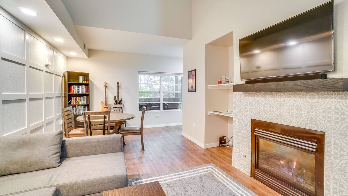 Aurora House | 16 Mi to DIA: Townhome w/Fireplace in Aurora
