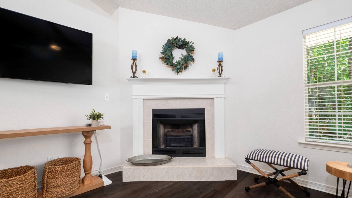 Spanish Fort House | +1600sf Quiet with Parking Stocked Kitchen Workspace