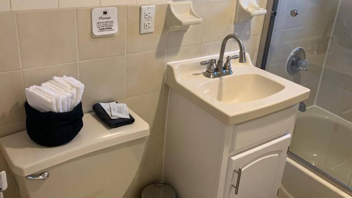Industry Apartment | 1631 2H · Adorable 2bed Apt/20min to NYC-Parking Avail .