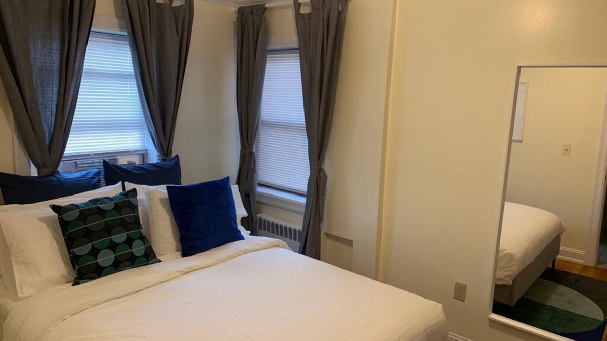 Industry Apartment | 1631 3B · Astonishing 2bed Apt-20 min to NYC/Parking Avail