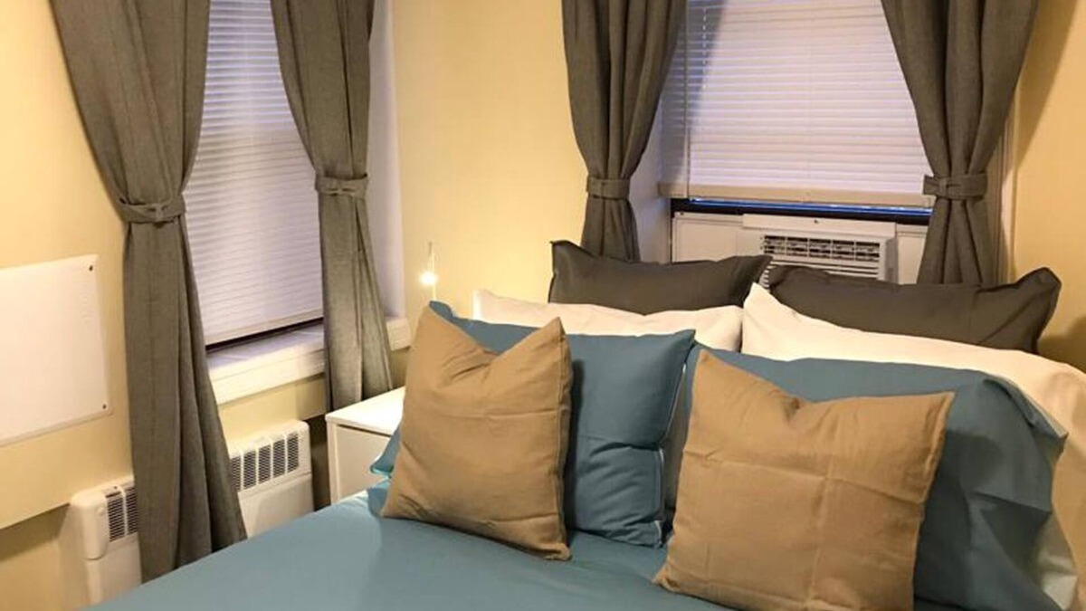 Industry Apartment | 1631 4E · Awesome 2bed Apt-20 min to NYC/Parking Avail.