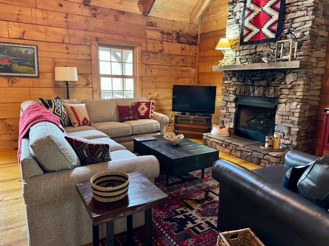 Wolf Laurel Cabin | 167 m² Cabin ∙ 3 bedrooms ∙ 8 guests