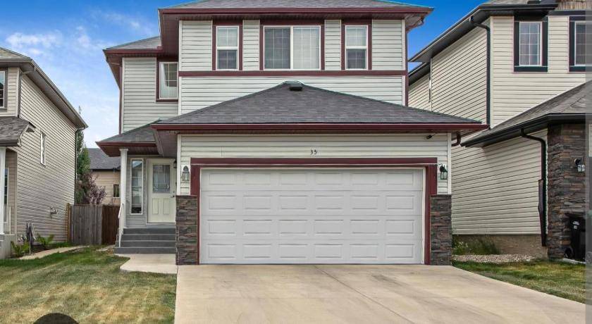 Southwest Calgary House | 167 m² House ∙ 4 bedrooms ∙ 8 guests