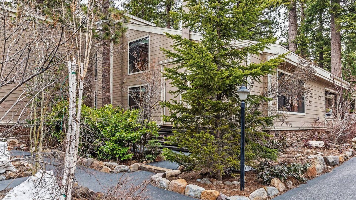 Incline Village Condo | 168 Forest Pines - walk to Lakeshore Blvd community pool and hot tub