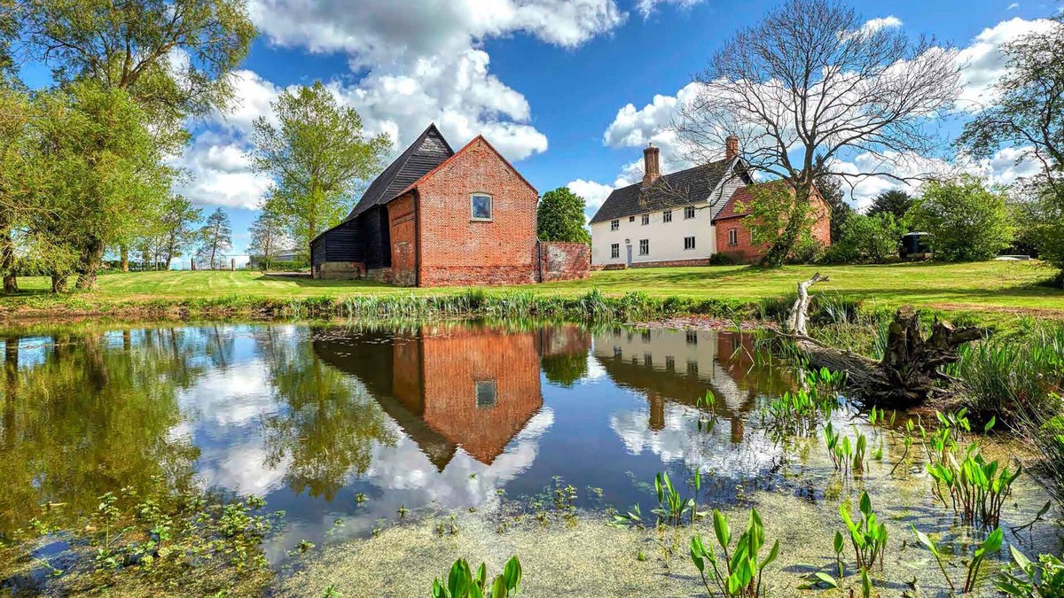 Harleston House | 16th century grade II* farmhouse with hot tub and wild swimming