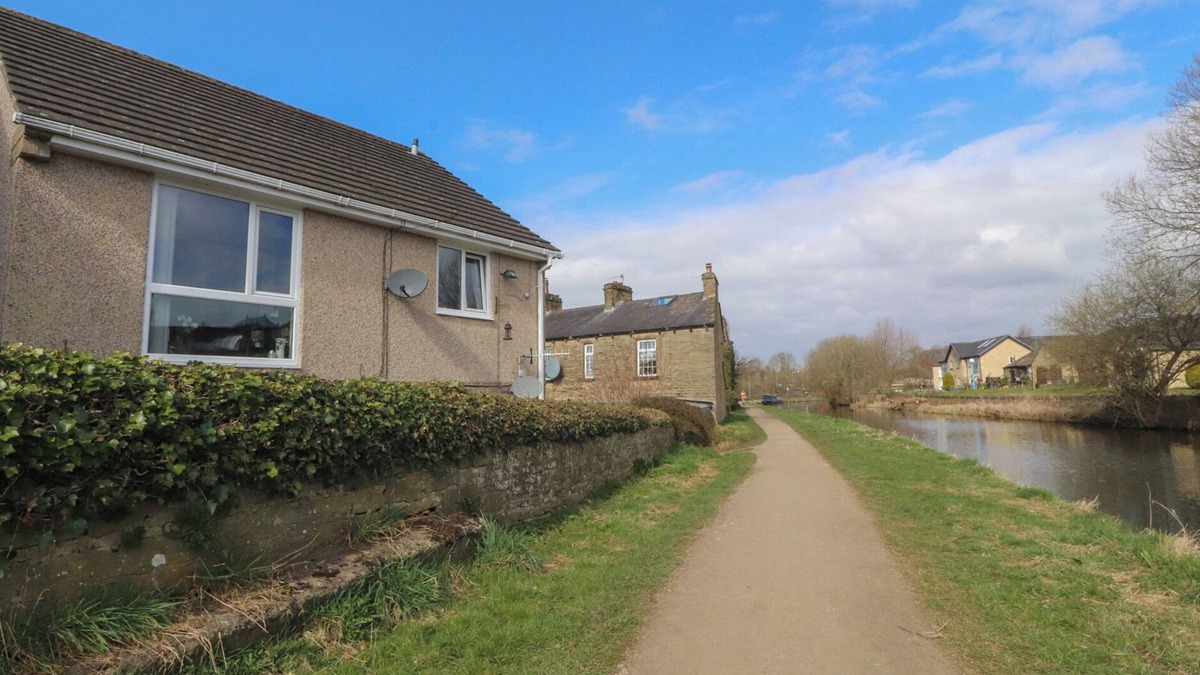 Skipton Cottage | 17 ALEXANDRA COURT, pet friendly, with a garden in Skipton
