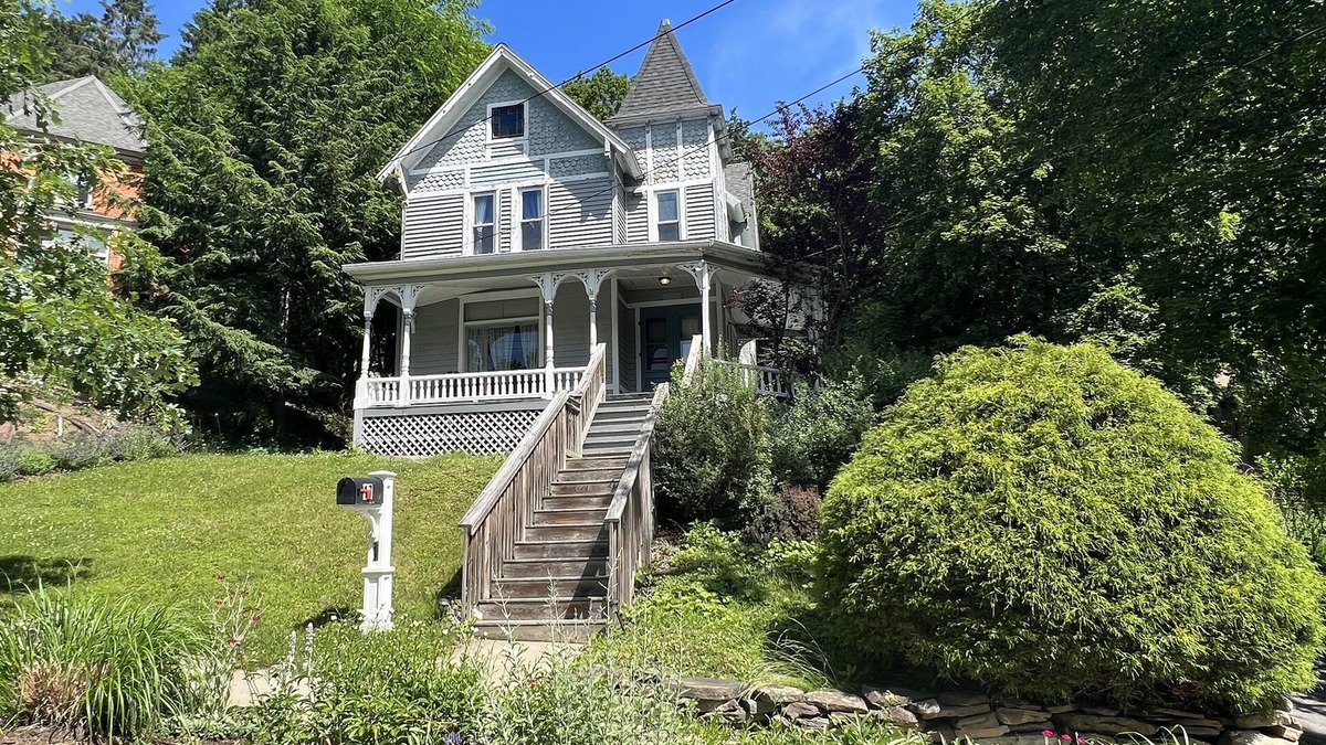 Oneonta House | 17 Cedar - Close to All Star Village in Oneonta, walk to Main St.