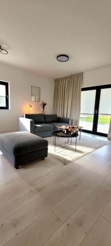 Lodz Apartment | 17 DOM duży parking , Mandoria , PTAK , 2 Sypialnie lub 1 sypialnia, taras , Autostrada A1, Kalinowskiego 17E WIFI