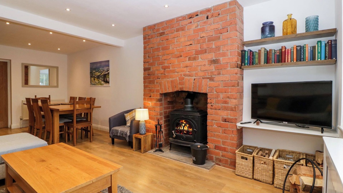 Broadway Cottage | 17 SANDS CLOSE, pet friendly, with open fire in Broadway