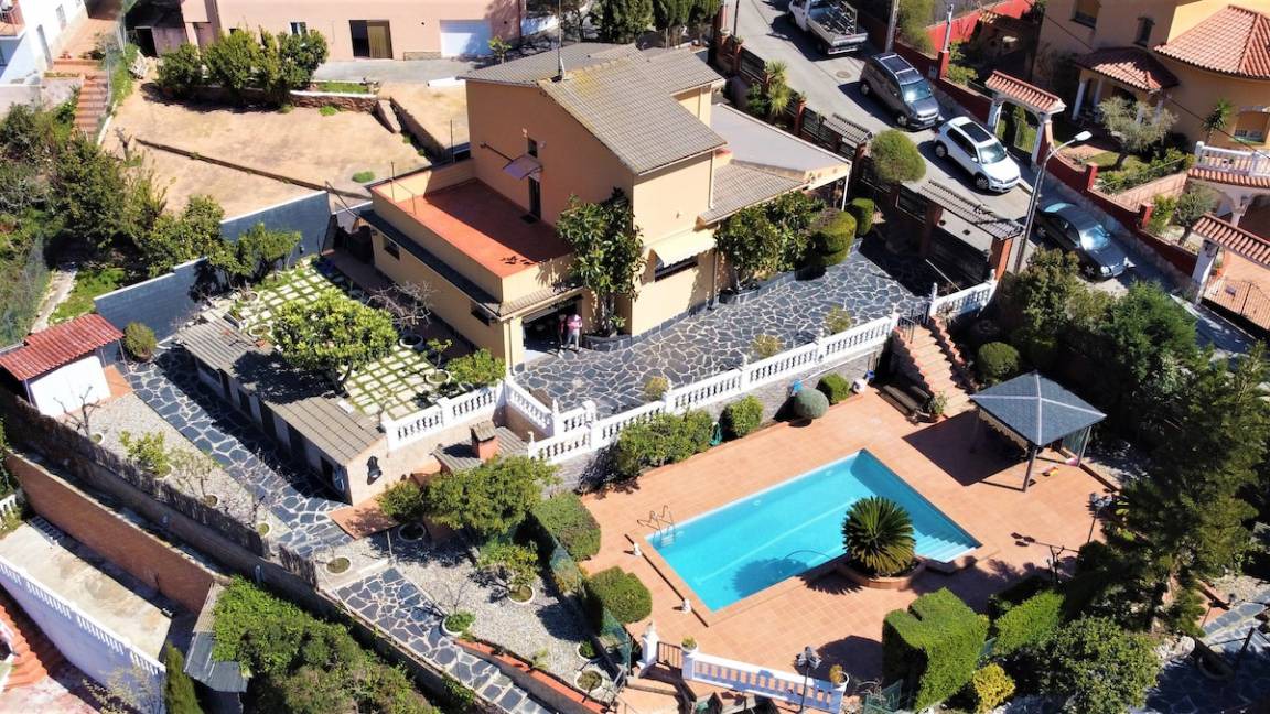 Torrelles de Llobregat Villa | 170 m² Villa ∙ 4 bedrooms ∙ 8 guests
