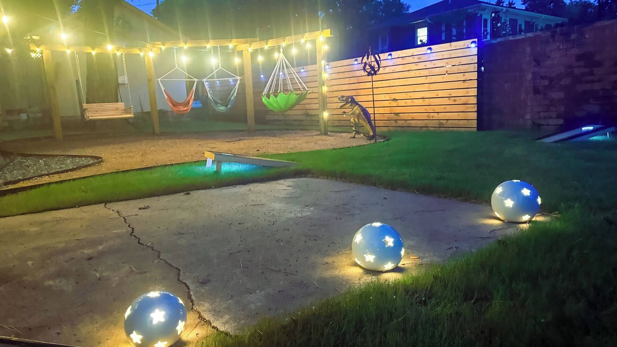Paris House | 1700ft Gamers Nest 3 Bedroom 2 Bath 2 Kings 2 Queens and a Full! Bomb Backyard!
