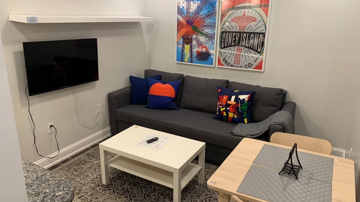 Industry Apartment | 1703 5C · Artistic 1bed Apt/20 min to NYC-Parking Avail.