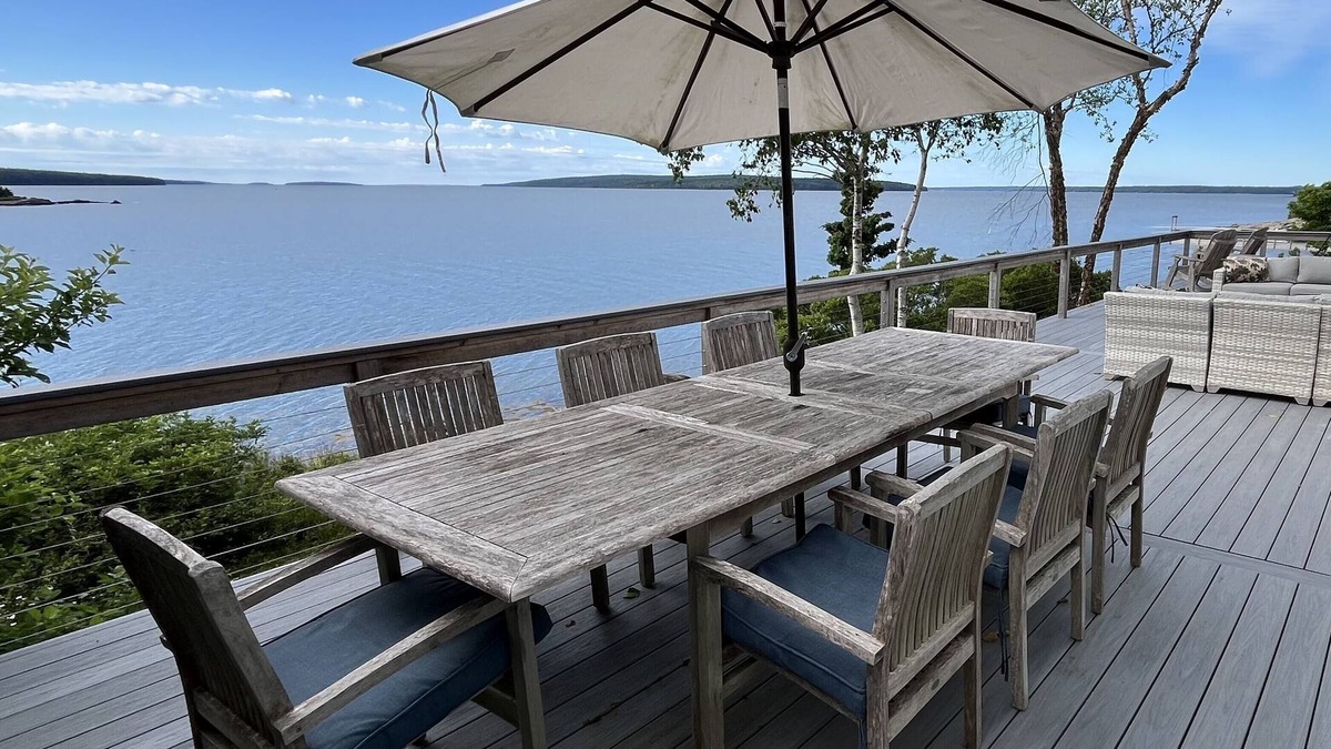 Blue Hill House | 1798 - Spacious - Sleeps 10 on the Ocean