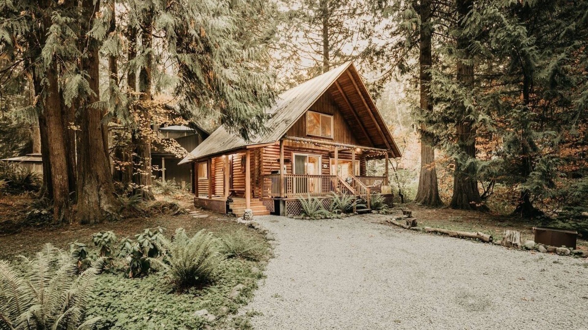 Glacier Cabin | 17MBR - Log Cabin - BBQ - Pets Ok - WiFi - Sleeps 6 by RedAwning