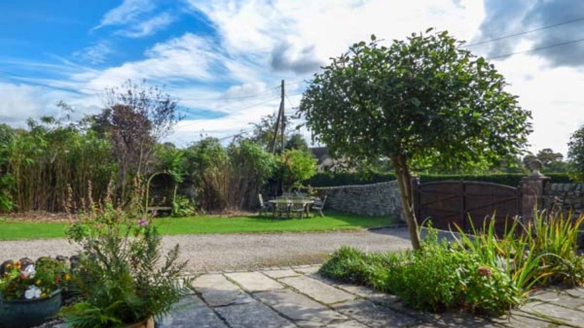 Ipstones House | 17th C Stone Barn Conversion In Village Location - Western Edge Of Peak District