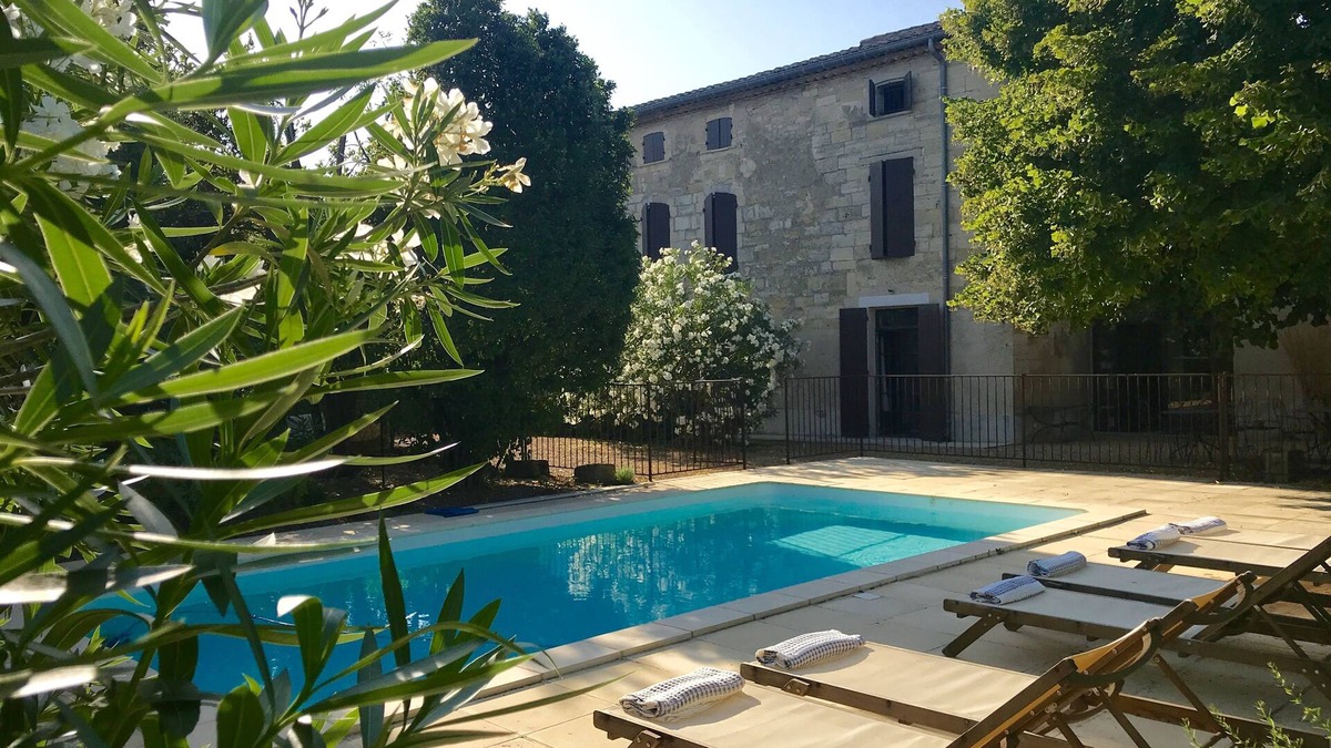 Saint-Laurent-d'Aigouze House | 17th century character house in village center with swimming pool