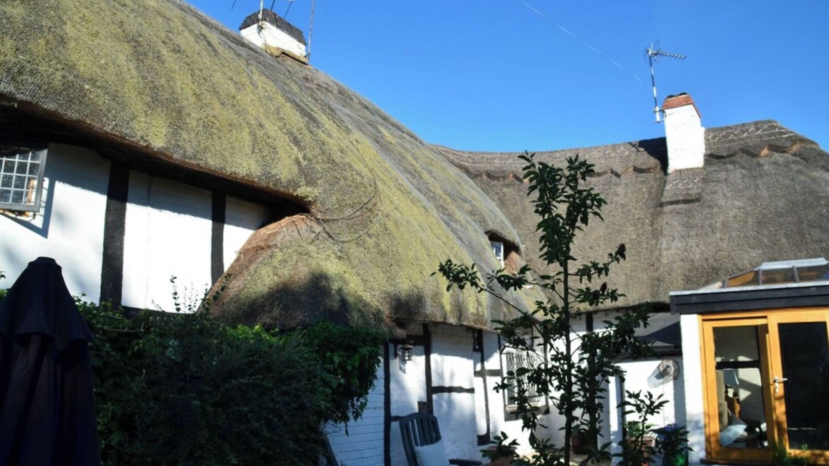 Shottery Cottage | 17th Century 2 Bed Thatched Cottage Close to Stratford Upon Avon. Private Garden