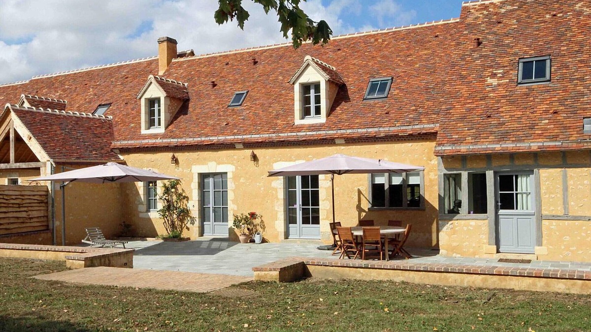 Ceton Cottage | 17th Century Chic Countryside Cottage - Garden, Terrace, Fireplace, TV, Bikes, Pet-Friendly