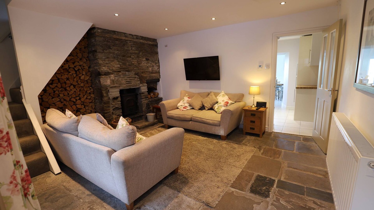 Nantgarw Cottage | 17th Century cottage with mountain views on the outskirts of Cardiff