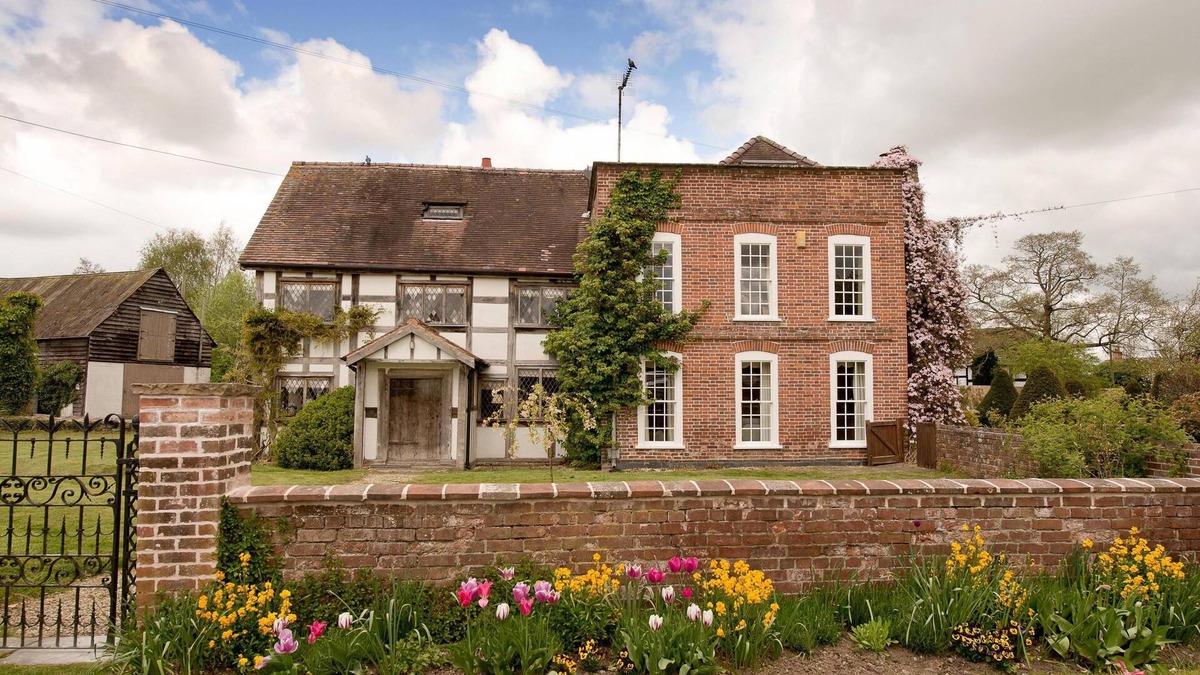 Eardisland House | 17th Century Manor House in Herefordshire village