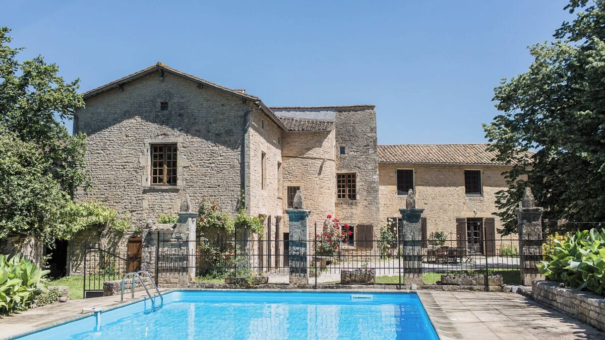 Paizay-le-Tort House | 17th Century Riverside Manor House