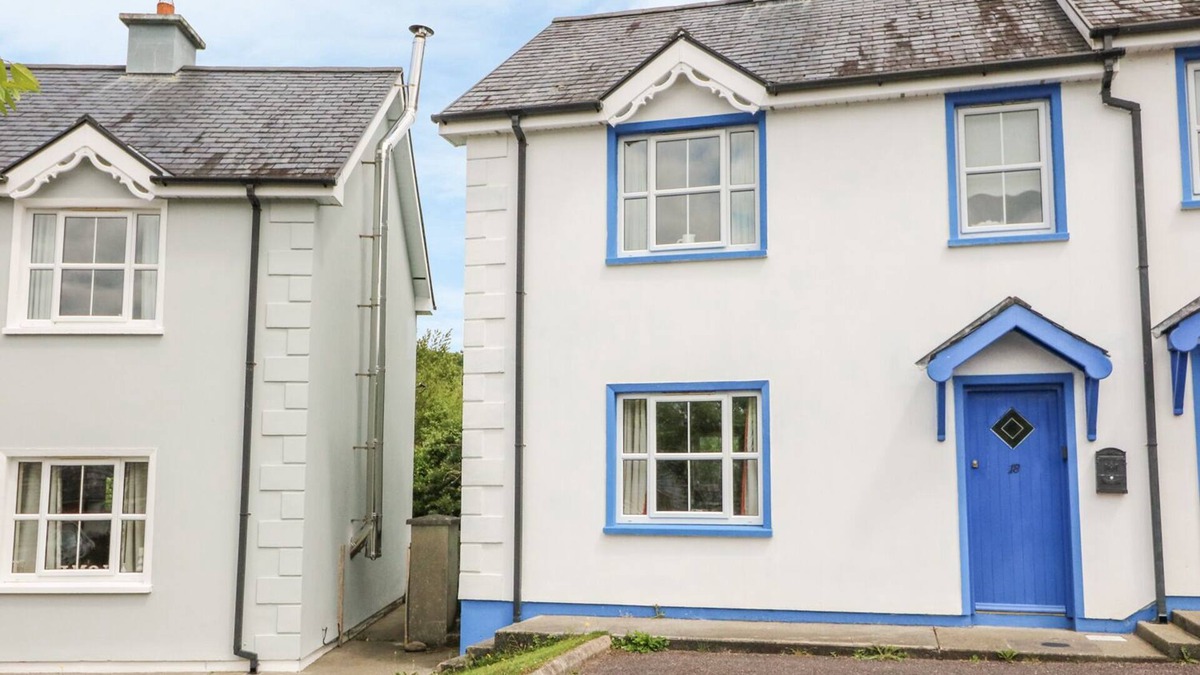 Glengarriff House | 18 DALEWOOD, pet friendly, with a garden in Glengarriff, County Cork