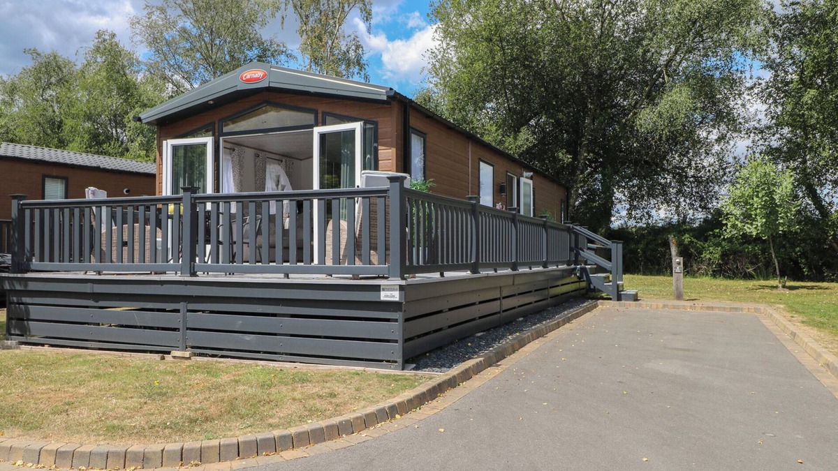 Woodfalls Cottage | 18 DEER GLADE, family friendly, with open fire in Landford