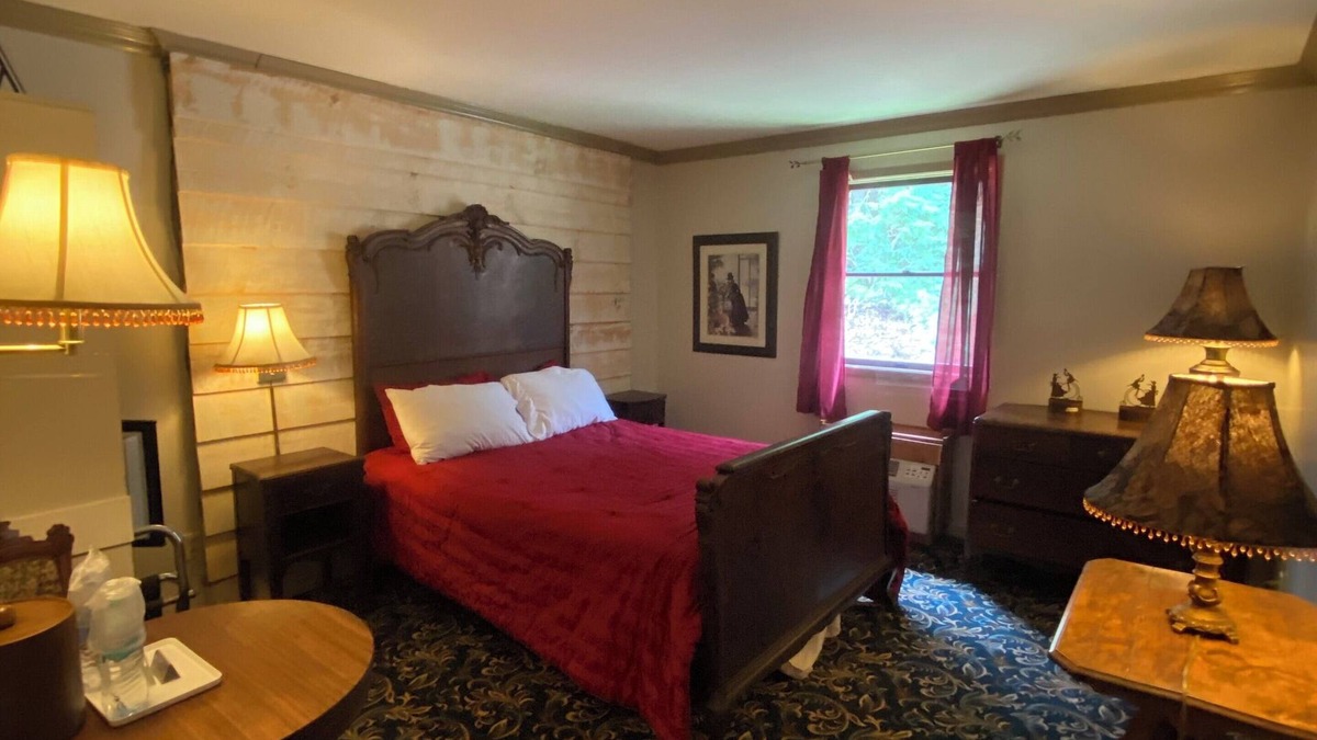 Clarington Apartment | 18-Mary Poppins