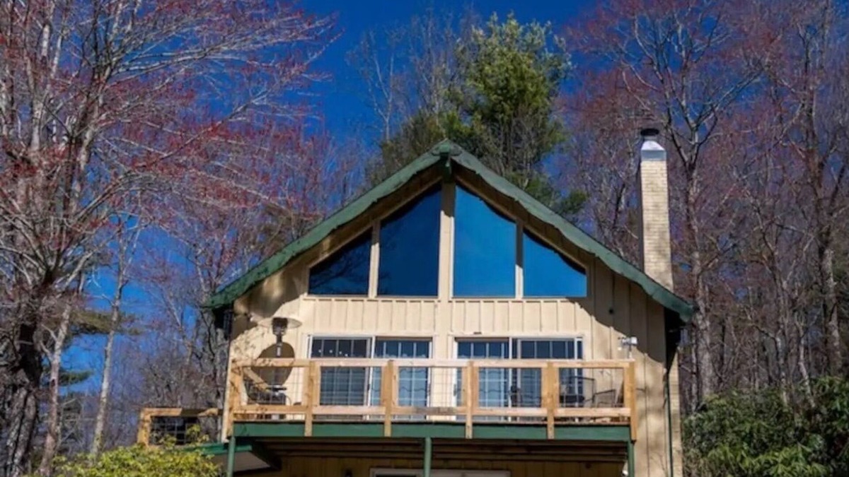 Dan River Cabin | "18 Seasons" Seconds to Blue Ridge Parkway, & Mabry Mill. Game room w/Bar