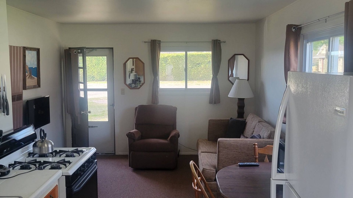 Oscoda Resort | #18 Thomas' Parkside Cottages. Sandy Beach, Lake Huron views. Downtown location.